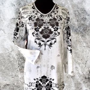 NWT Cactus Bay Valerie  3/4 Sleeve V-Neck Top with Studs